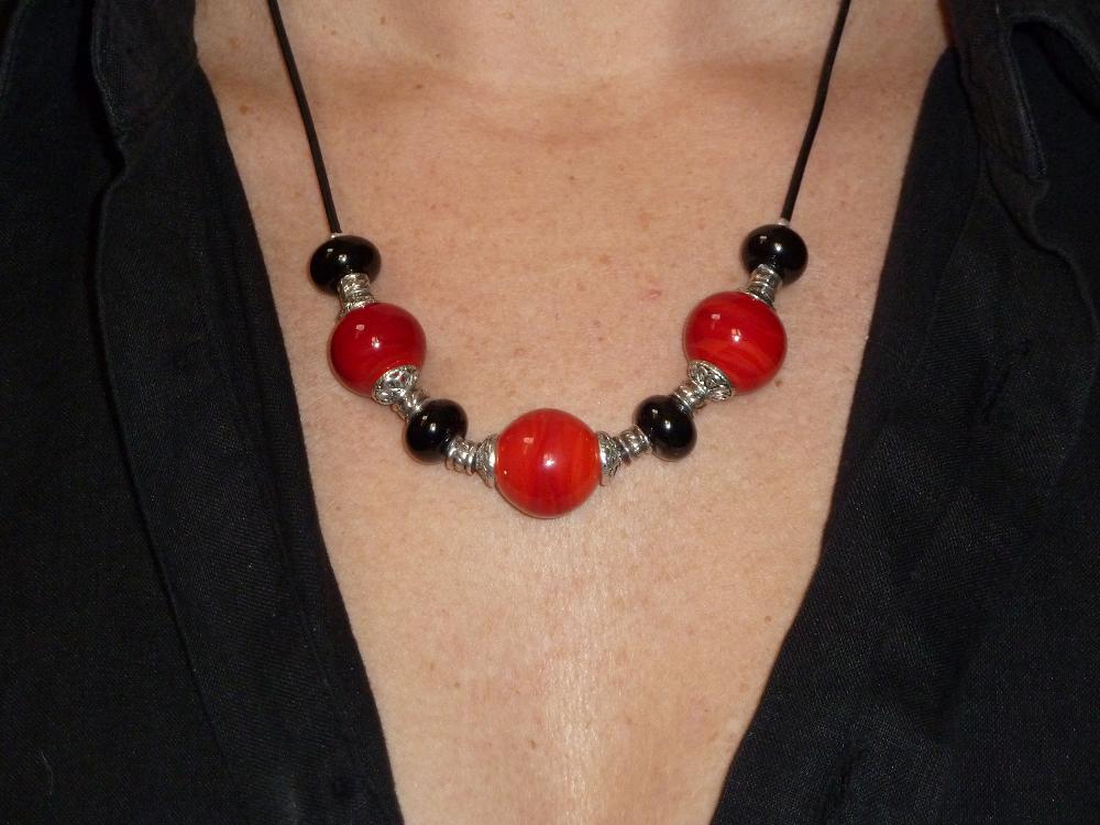 collier rouge et noir